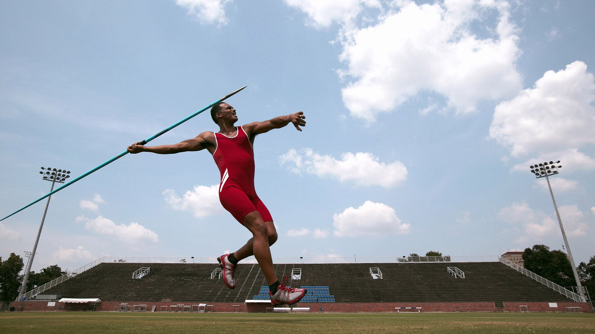 “青训基地建设提速，拓展更广泛的青少年培训网络”，青训学校